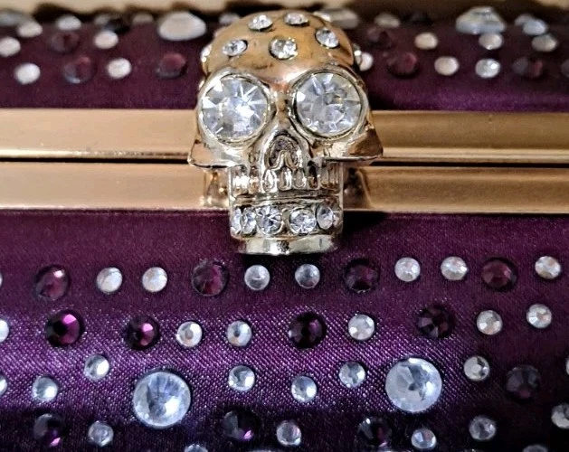 Cartera sin asas con calavera de diamantes de imitación púrpura con bloqueo de beso de mano Foto 4 de 4