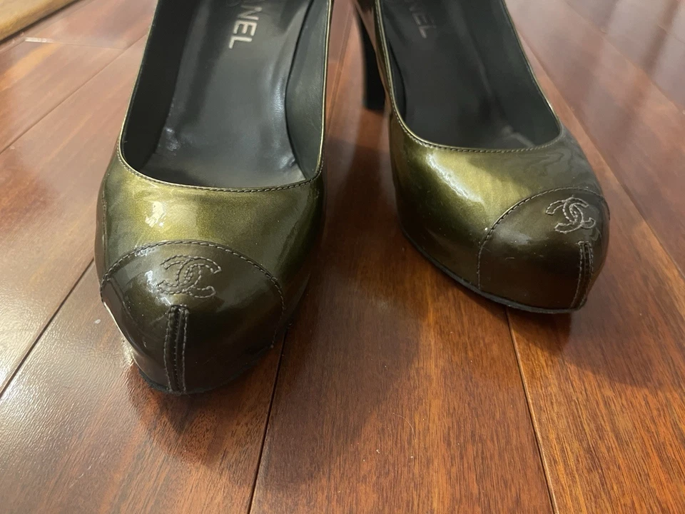 Zapatos de Tacón Alto Chanel Cuero Negro Logo CC Talla 39 EE. UU. 8,5 Netaporter Foto 3 de 4