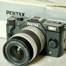 Kit fotocamera mirrorless Pentax Q10 con zoom standard 02 8,5-12,9 mm F1,9 (47-83 mm)
