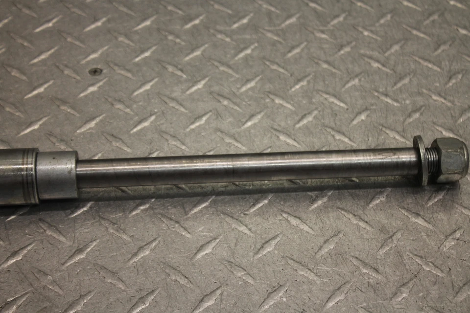 Suzuki Savage 650 LS650 1986 eje trasero rueda eje pivote perno 64711-24B0 Foto 3 de 4