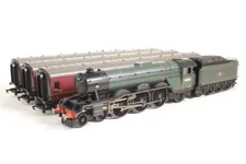 Hornby R2195 The Master Cutler trainpack with A3 class Flying Fox