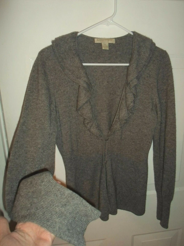 A. Giannetti MEDIUM 100% 2-ply Cashmere Cardigan 3 Button Ruffle Neck GRAY - Image 3 of 4