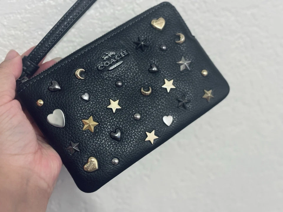 NUEVO CON ETIQUETAS Coach Esquina Cremallera Muñequera Remaches Gunmetal/Negro Multi Guijarro Cuero CCJ75 Foto 4 de 4