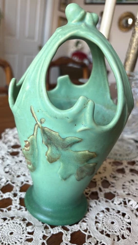 VINTAGE WELLER OAK LEAF 1930s GREEN VASE  9 1/2" TALL