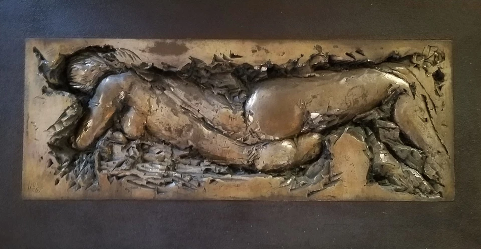 Escultura modernista de fibra de vidrio de mujer desnuda reclinada a gran escala 1971, con iniciales Foto 4 de 4