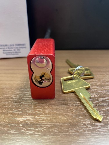 CERRADURA AMERICAN A1107 ROJA. "Vástago de 3" con candado de bloqueo serie Safety - Imagen 5 de 5