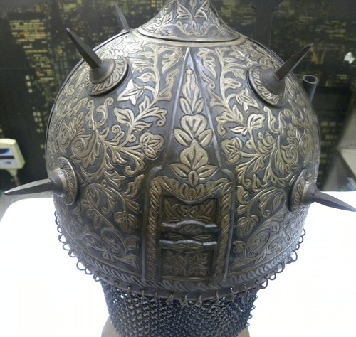 ARMOR MUSEUM LEVEL PERSIAN ARMOUR, CHISELED WITH 12 DAGGERS& 7 SPIKES IN HELMET - Picture 8 of 10