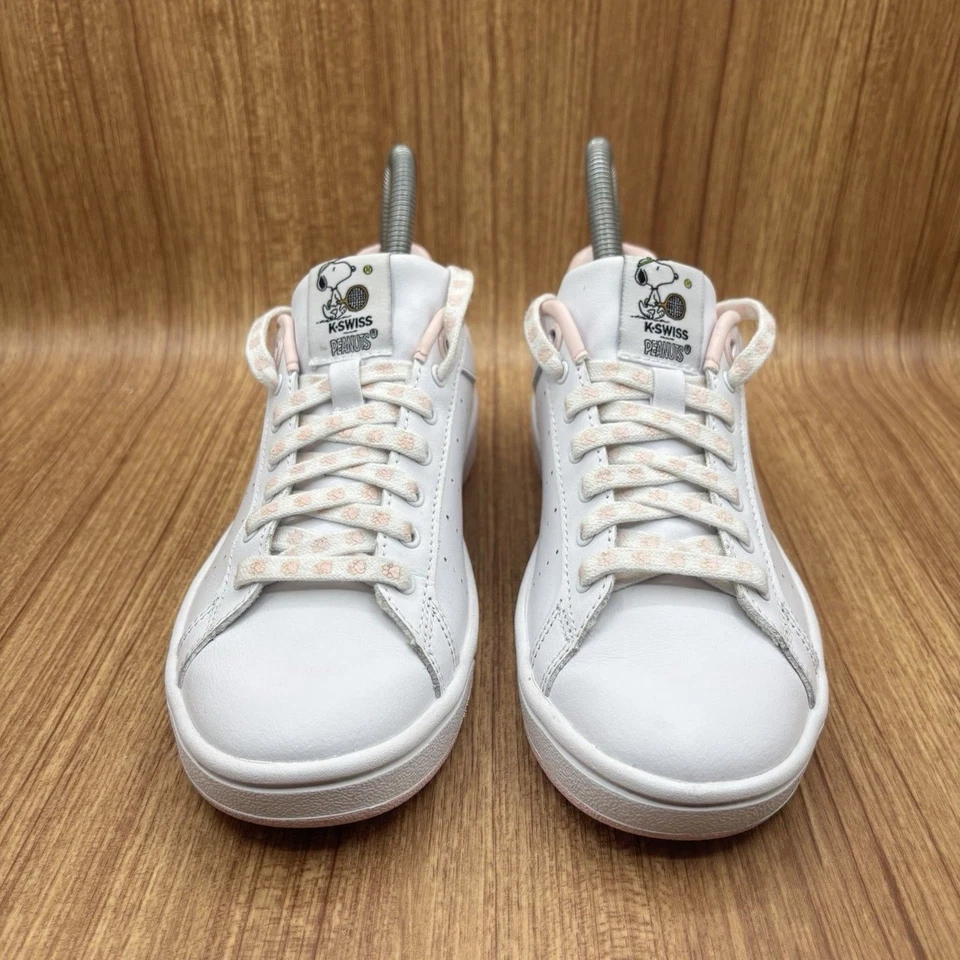 Tenis para mujer K-Swiss X Peanuts Snoopy & Woodstock talla 6 con cordones de acento Foto 4 de 4