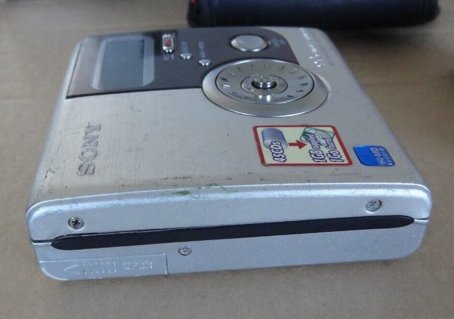SONY MZNH900 HiMD Walkman Portable MiniDisc Recorder/Player Silver
