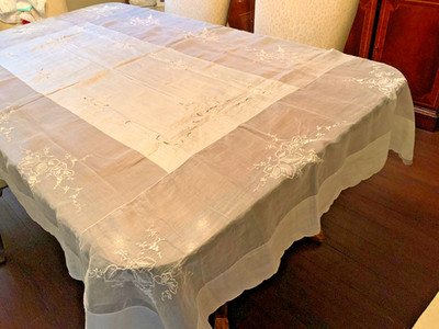 Madeira Embroidery Organdy Linen Tablecloth 101  x 63  3-D Grapes Scallop Edge