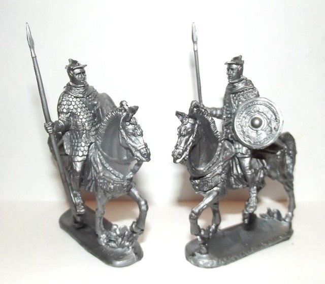 Plastic toy soldiers. Roman Legionaries. Cavalry 2. 1/32 scale. Silver