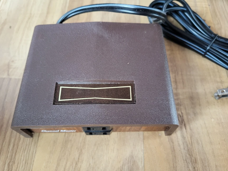 Vintage Channel Master VHF To UHF 40 Channel Block Converter Model 0746 - Image 2 of 4