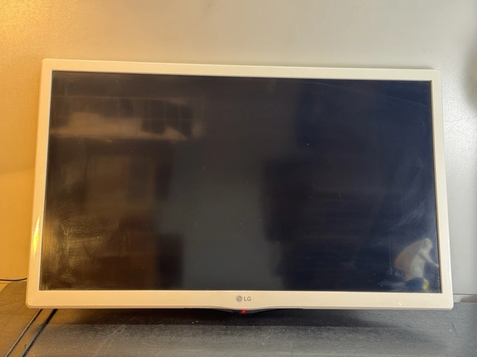 LG 24” HD 720p Smart TV LED 24LJ4540 White Kitchen Bathroom Monitor No Stand REM - Image 2 of 4