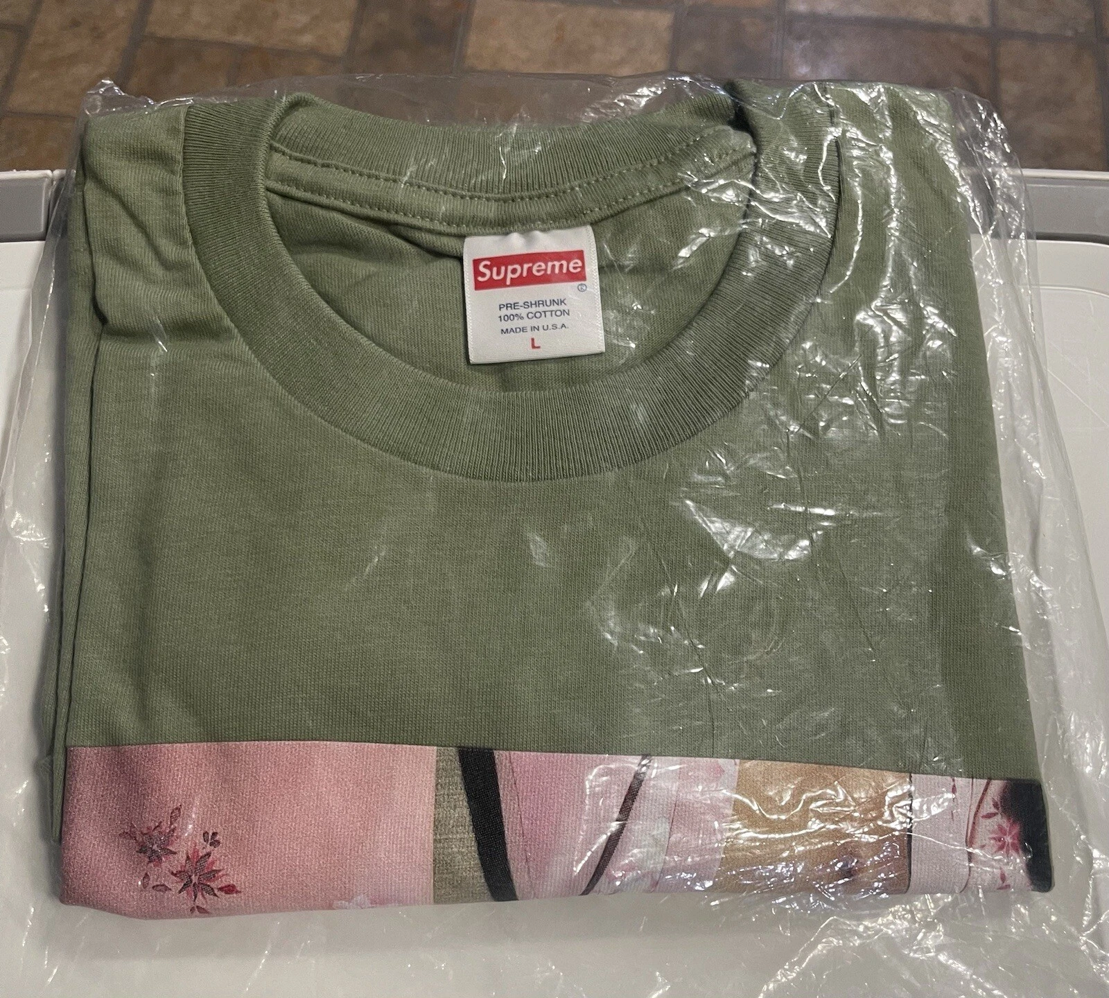 Tee shirt modèle suprême olive clair SS22 taille L