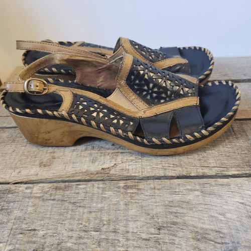 ARIAT DEL RAY Leather Slingback Cutout Floral Buckle Sandals - Picture 2 of 8