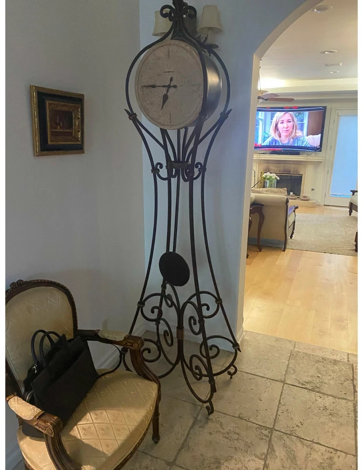 Howard Miller | Reloj de piso Vercelli piedra de hierro envejecida y oro bruñido 615-004 Foto 2 de 2