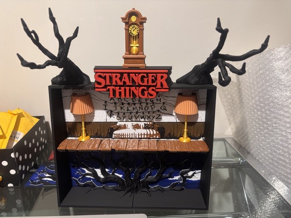 Diorama stranger things kinder joy