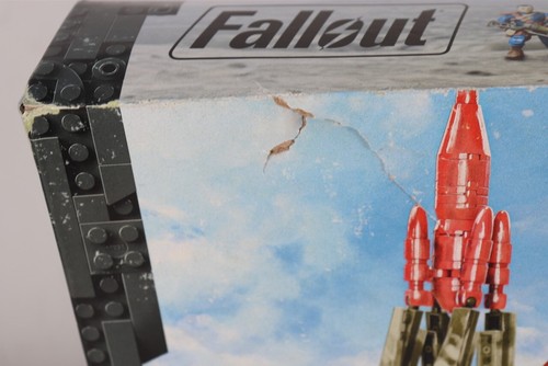 MEGA HXT00 Fallout Red Rocket Truck Stop 824 Pieces New Box Damage - Picture 2 of 10
