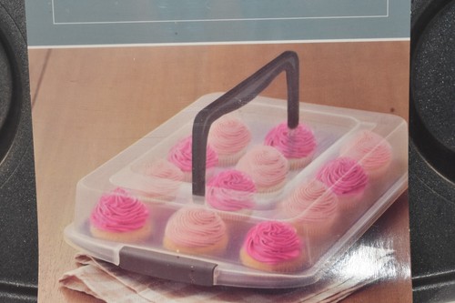 WILTON 2021 ULTRA BAKE PROFESSOINAL 12 CUP CUPCAKE PAN W/TALL LID SEALED - Picture 6 of 10