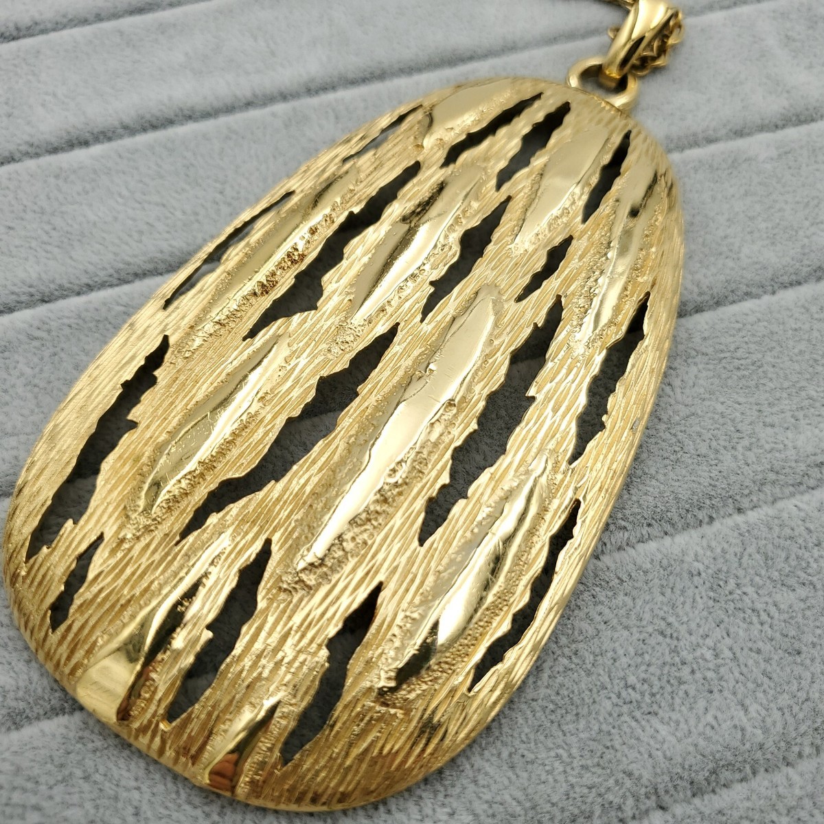 Vtg Signed Kramer Brushed Gold Tone Pendant Necklace Texture