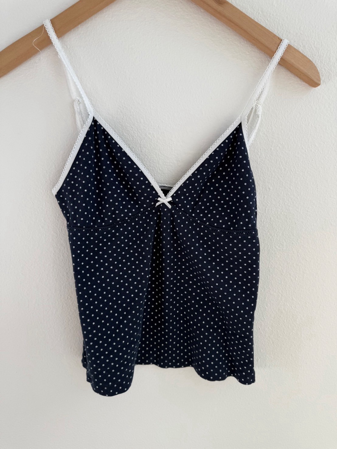 Brandy Melville Top Cami Lunares Azul Marino y Blanco