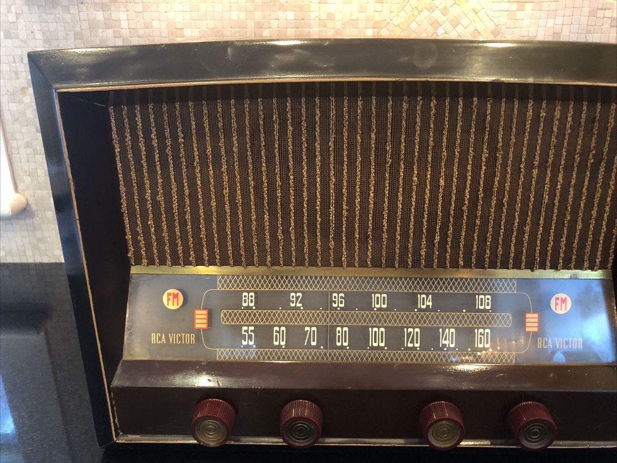 RCA Victor Golden Throat FM Tube Radio 17”x12”x9” Perfect Working