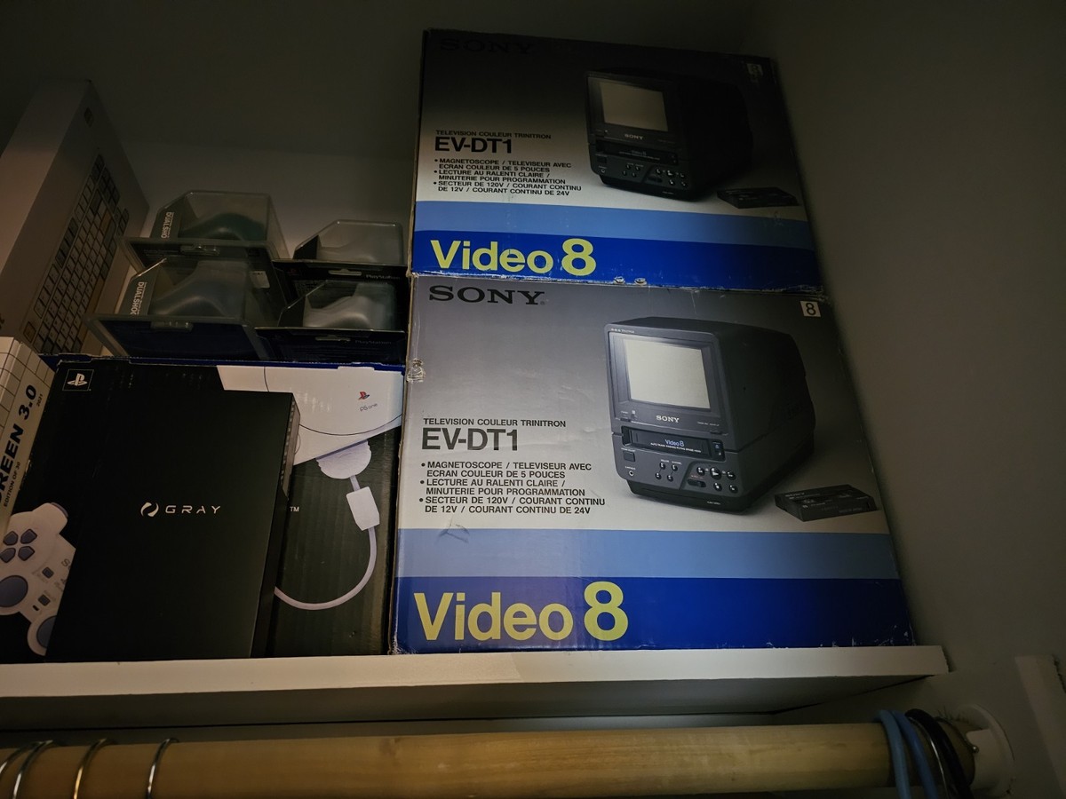 Sony EV-DT1 Trinitron Video 8 Mini Combo TV Monitor Recorder