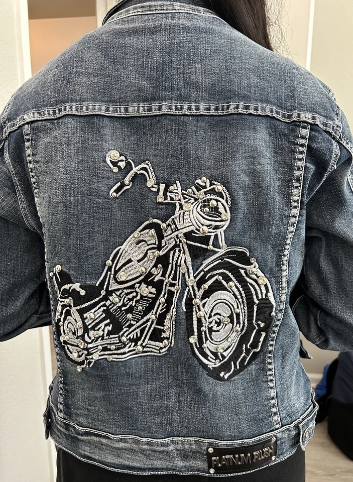PLATINUM PLUSH 摩托车刺绣水钻和 STUD 牛仔夹克 — 第 2/4 张图片