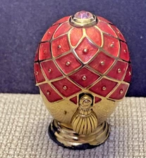 VINTAGE ESTEE LAUDER COLLECTORS EGG PERFUME COMPACT EMPTY