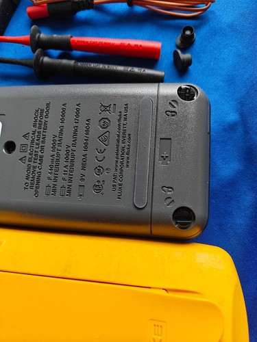 Fluke 87V Industrial True RMS Digital Multimeter Kit - Picture 11 of 11