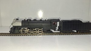 Mantua Diecast HO 2-8-2 Mikado Steam Locomotive & Tender, Unlettered.