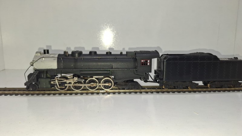 Mantua Diecast HO 2-8-2 Mikado Steam Locomotive & Tender, Unlettered.