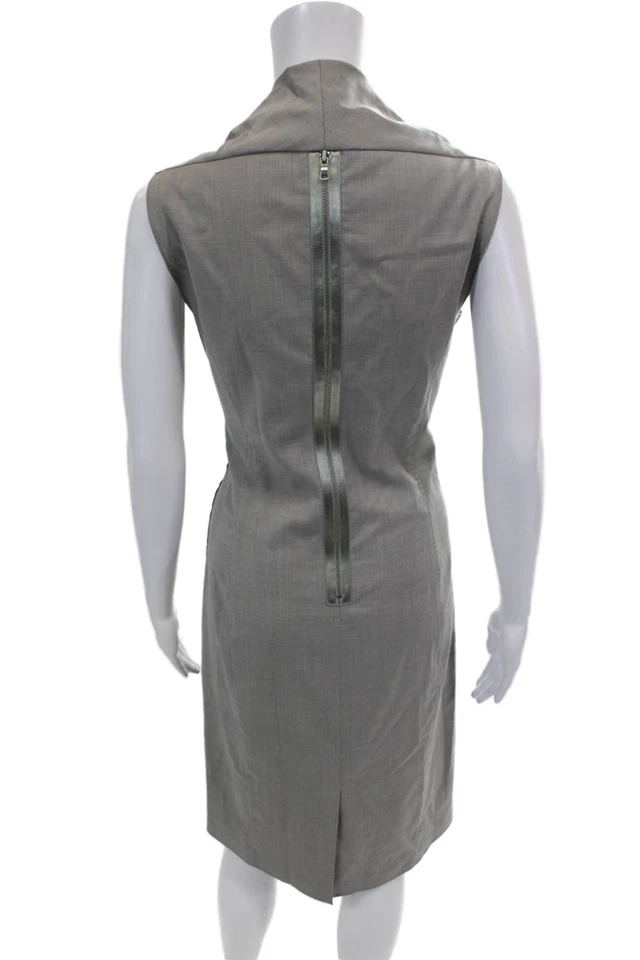 Vestido recto Magaschoni para mujer con cuello en V detalle drapeado sin mangas color topo talla S Foto 3 de 4