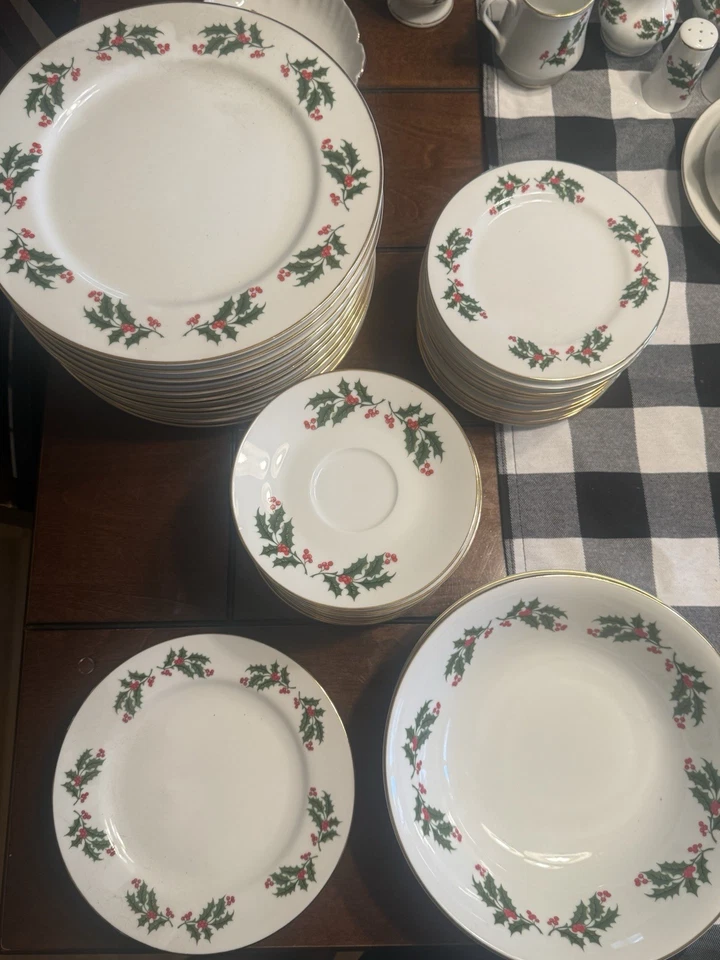 All the trimmings porcelain Christmas Dishes Set Of 76 - Image 4 of 4