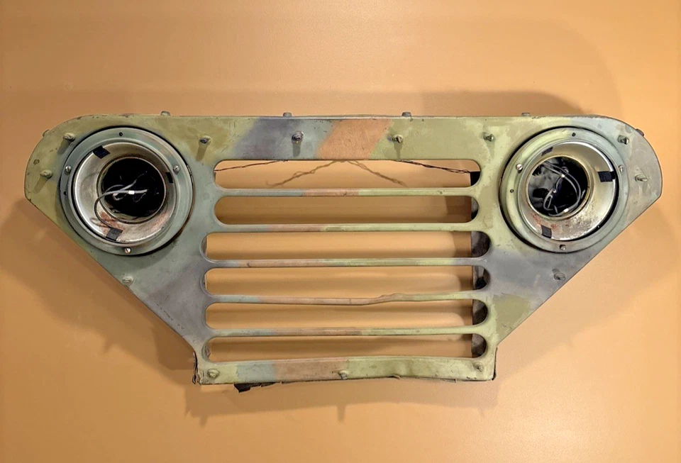 Vintage M151A2 Jeep MUTT Front Grille with Headlight Buckets - Original Military Foto 2 de 4