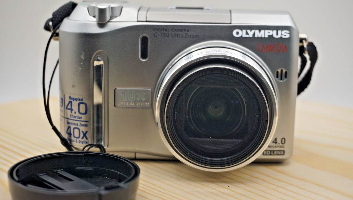Olympus CAMEDIA C-750 Ultra Zoom 4.0MP Digital Camera - Silver