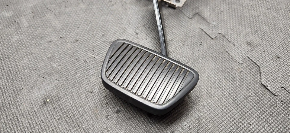 Chevrolet Camaro SS 2010-2015 conjunto de pedal de freno "automático" OEM Foto 2 de 4