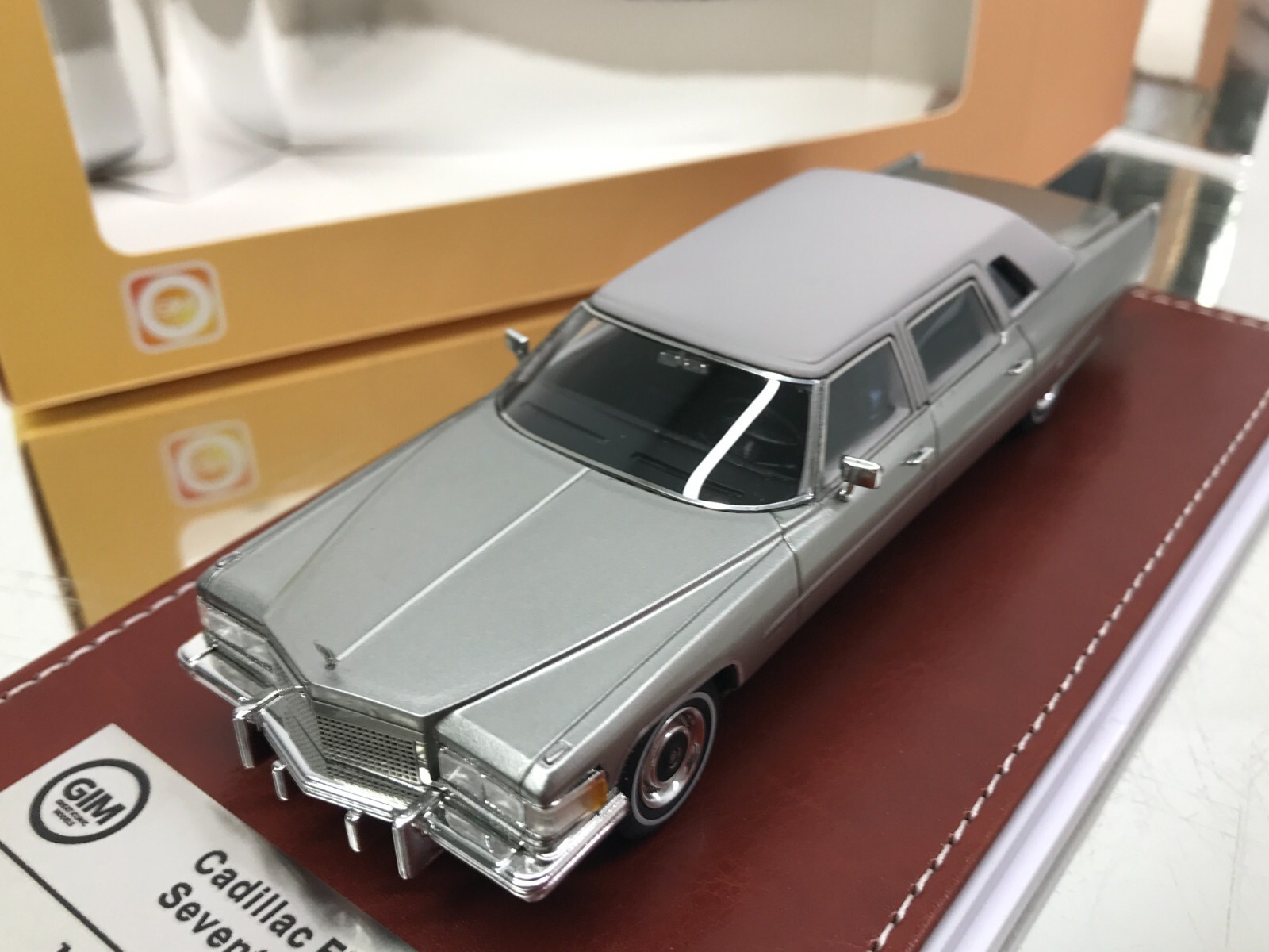 Cadillac Fleetwood 75 1976 décorez votre bureau avec cette réplique GIM 1:43 argentée