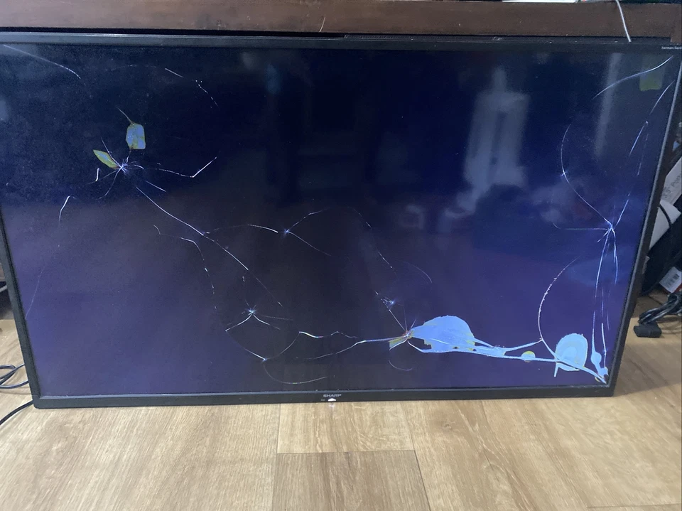Sharp 2T-C40BG2KE1FB 40BG2KE 40" Smart HD LED TV *Smashed Screen* - Image 3 of 4