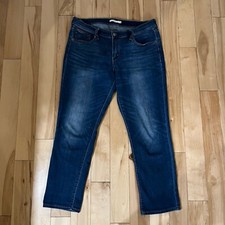 Levi's Boyfriend Jeans Women's 31 Blue Denim Mid Rise Crop Medium Wash