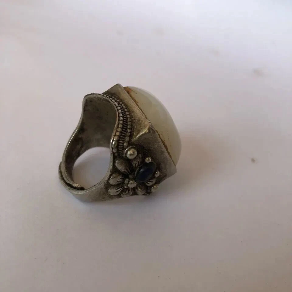 Anillos antiguos chinos retro hechos artesanales antiguos tibetanos con incrustaciones anillo de jade blanco Foto 2 de 4