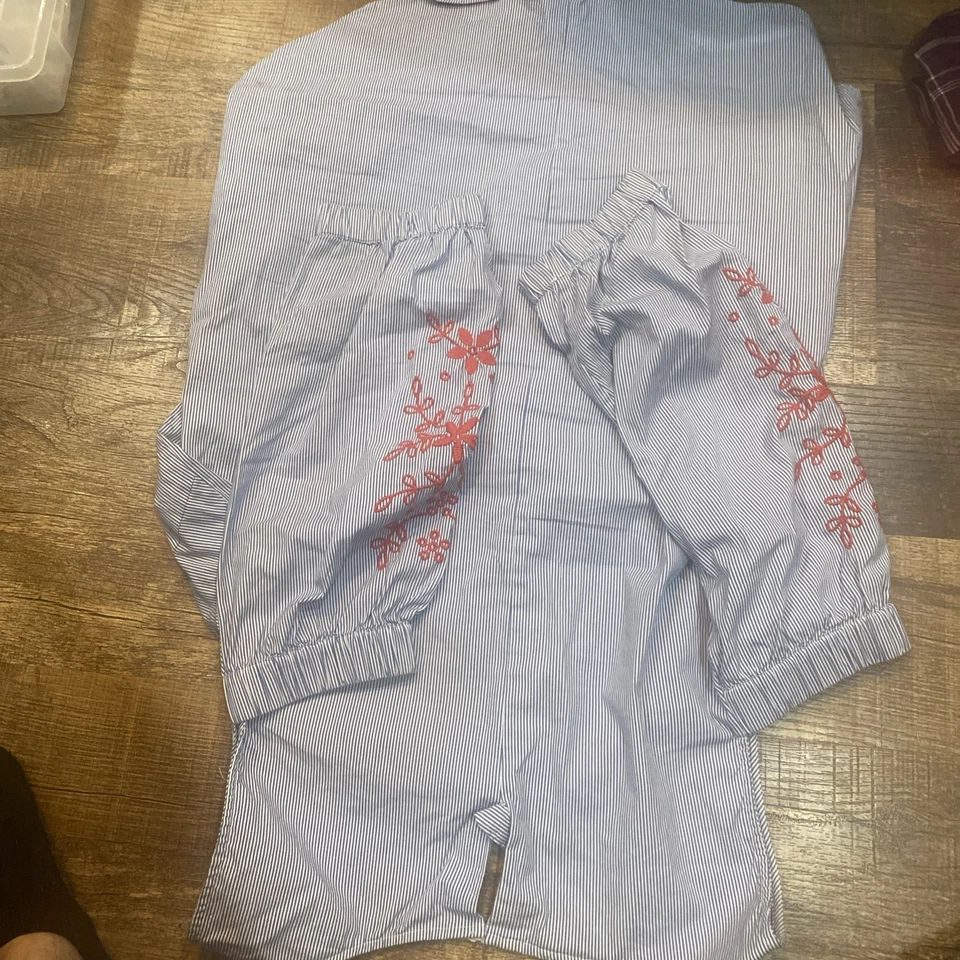 Blusa de mujer XL azul y blanco a rayas con bordado floral rojo Foto 3 de 3