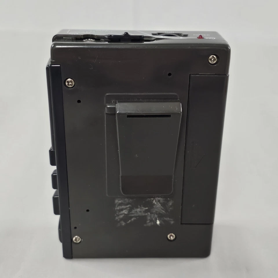 1990s ELECTRO BRAND 2029 AM FM Radio Personal Cassette Walkman FOR PARTS READ - Image 4 of 4