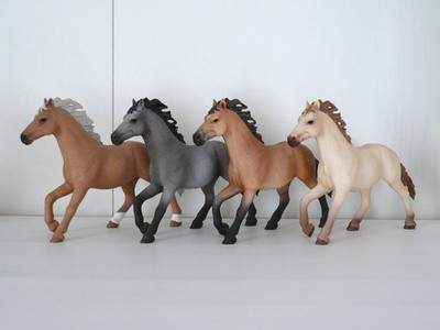 Vier neuwertige Schleich Quarter Horse 13853, 72143, 42419, 42578
