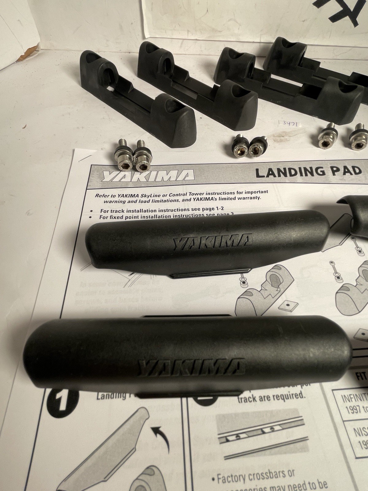 YAKIMA Landing Pad 1 with allenkey & A plates & paperwork.Used w/ covers.(3471)