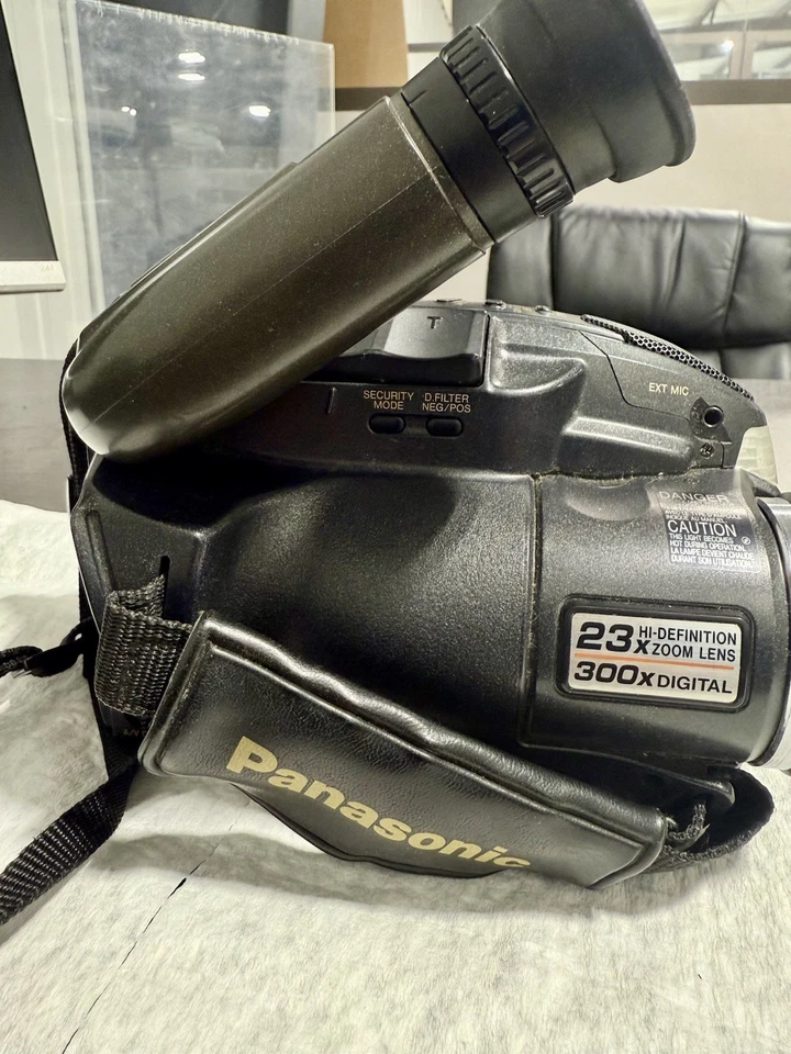 PANASONIC Palmcorder PV-L858D VHS-C Photoshot Camcorder W/Bag Charger/Cables - Image 2 of 4