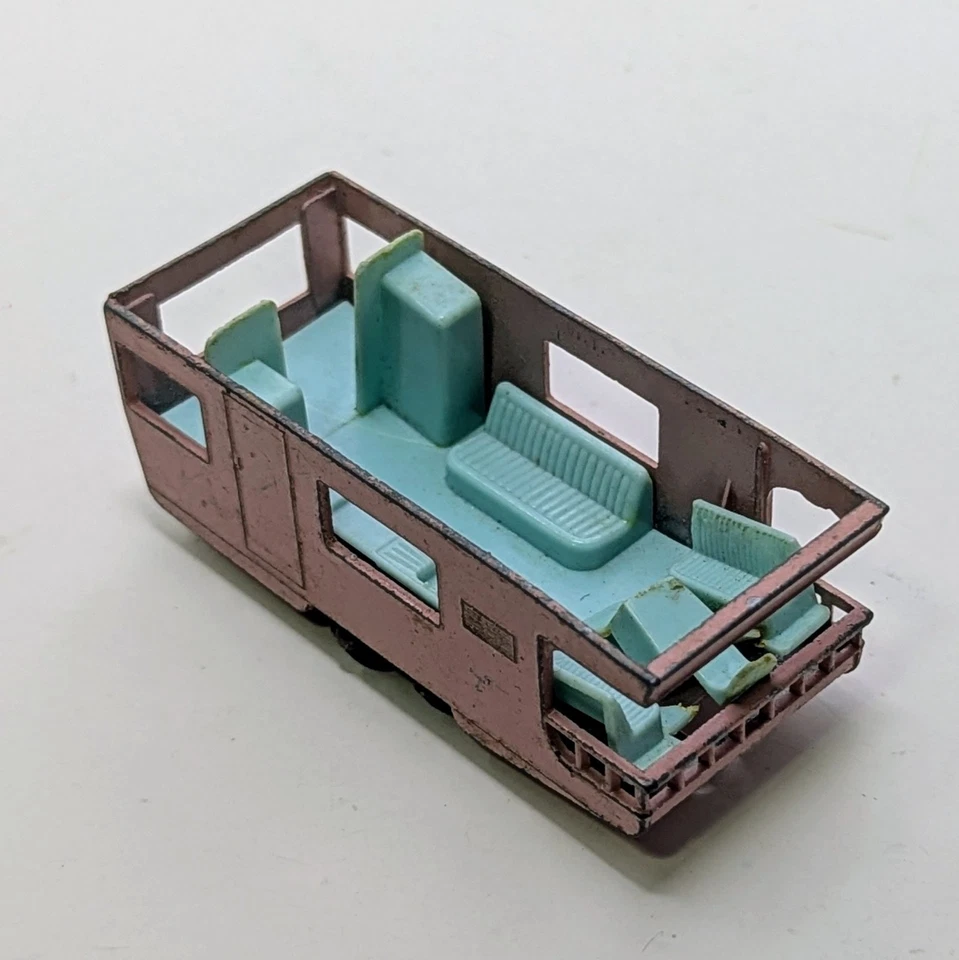 Remolque caravana Matchbox #23 1965 de colección, rosa sin techo blanco ~ para piezas Foto 3 de 4