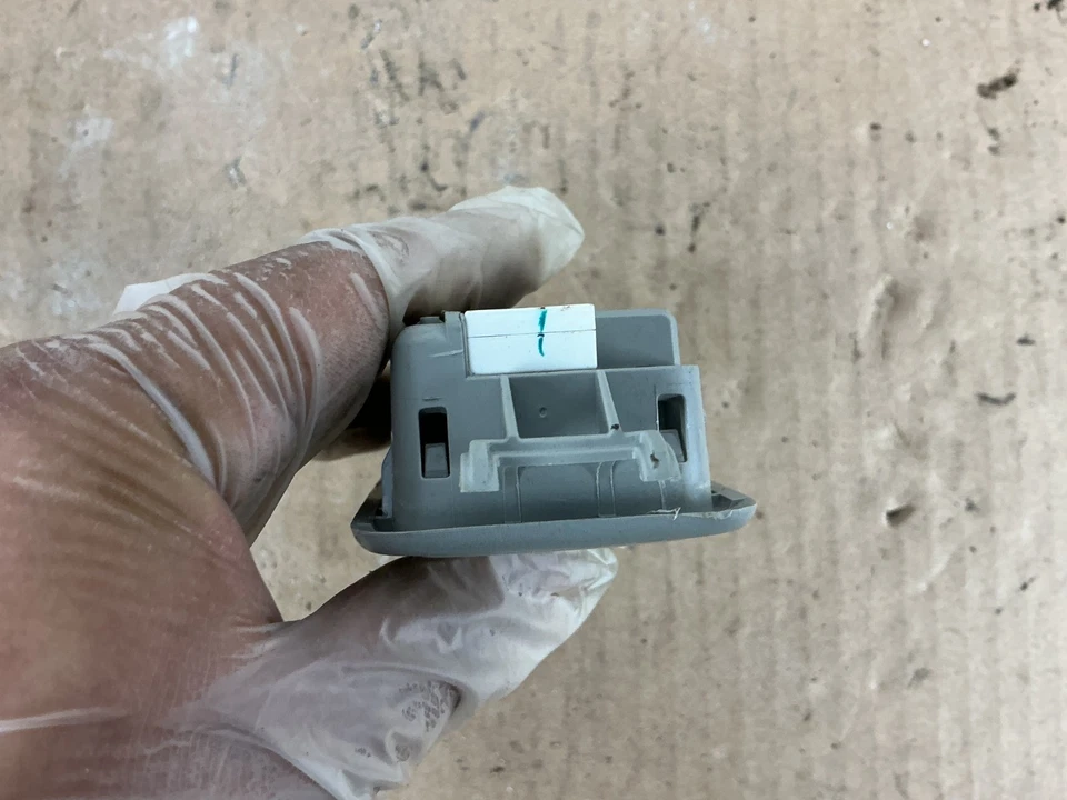 2011-2014 Toyota Sienna Rear Left Interior Courtesy Light Lamp 81090-08020 OEM - Image 4 of 4