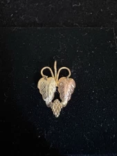 10K Black Hills Gold Tri-color Grape Leaves Pendant .7g