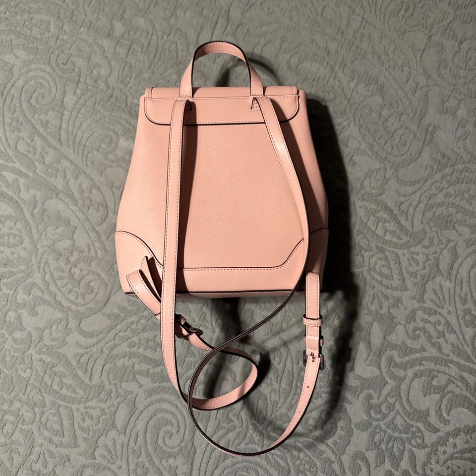 Mochila Michael Kors Harrison de cuero saffiano con solapa mediana rosa apenas usada Foto 2 de 4